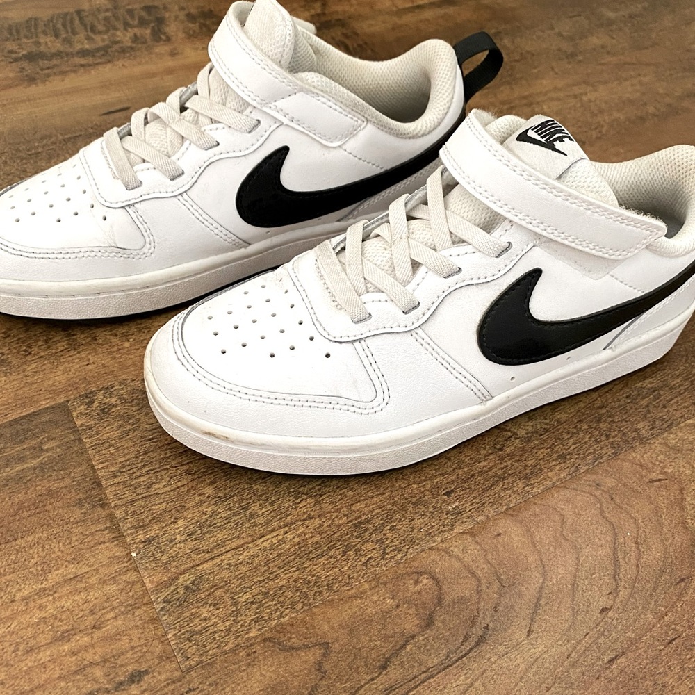Kids Nike Jordan sneakers low. Worn once. White with black. Size 2